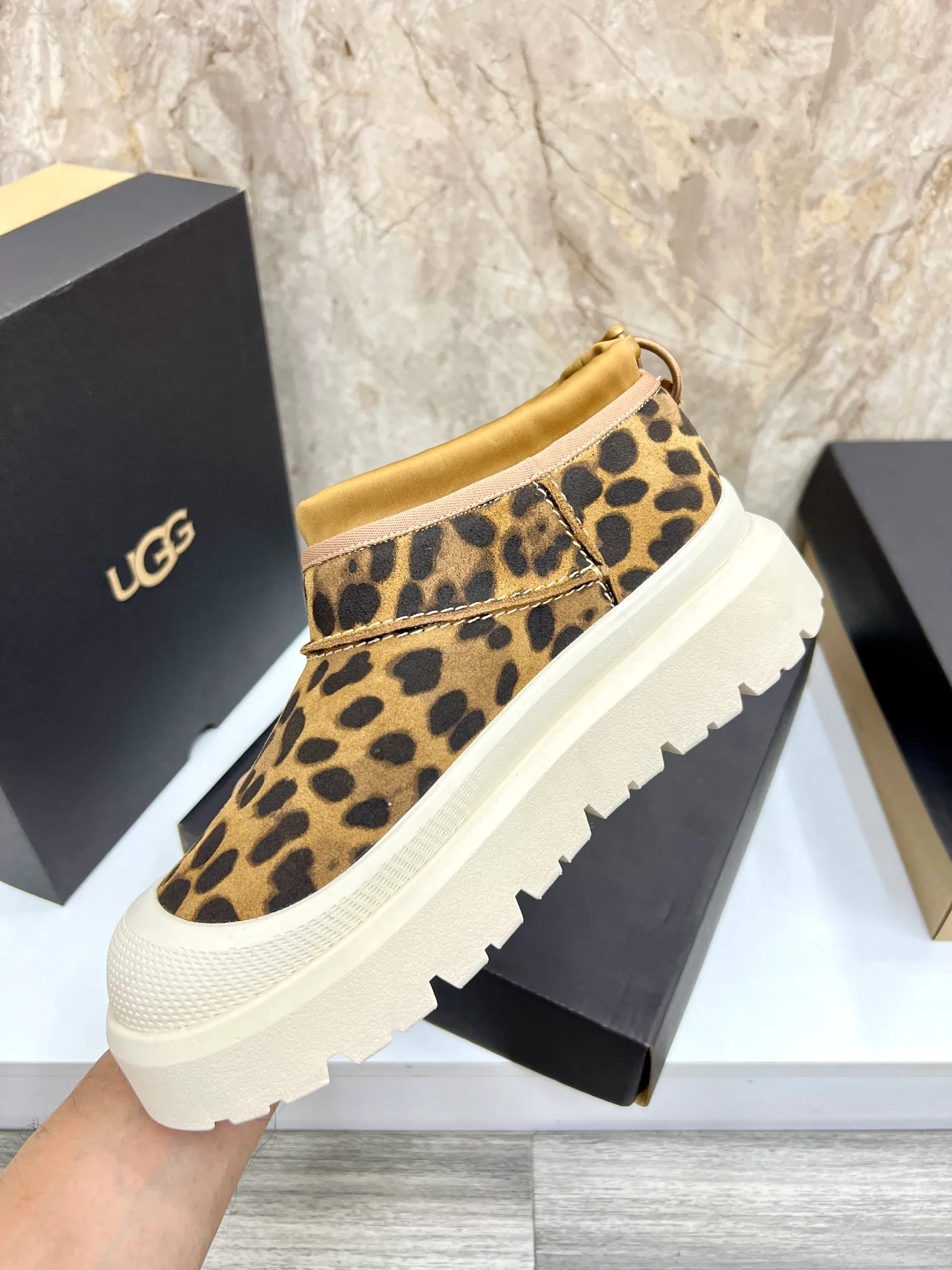 Men's men's shoes💰: 💰540💰Couple model👫 UGG Tasman Weather Hybrid one-second snow boots👢 Wang Yibo's same 👏 classic Tasman shoe is designed with environmentally friendly waterproof and snowproof material, which is both fashionable and functional. At the same time, it is paired with the new UGG Keen furry color-blocked jacket. Bright orange and maroon collide to create a new light outdoor style and open up a new travel experience in early autumn! Using the best materials, the 17mm fur-integrated surface is warmer and more breathable, and the outsole is upgraded to a lightweight and wear-resistant light wing technology outsole! Size: Women’s size 35-40 / Men’s size 38–44 (45 customized) Official website color